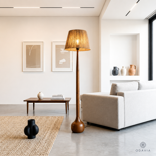 Raffia-Stehleuchte in einem hellen, minimalistischen Wohnraum