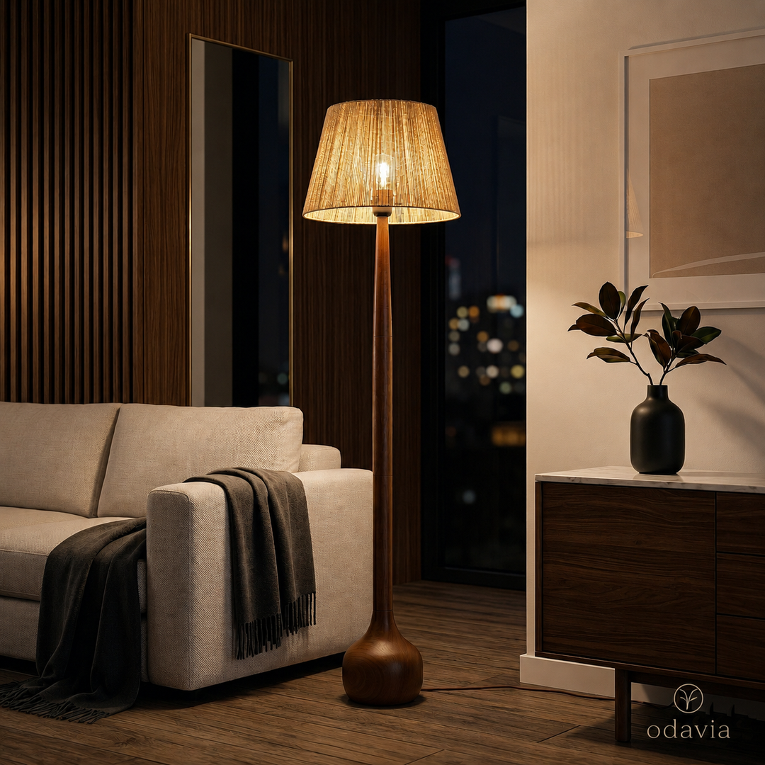 Handgefertigte Raffia-Stehleuchte im Wohnzimmer