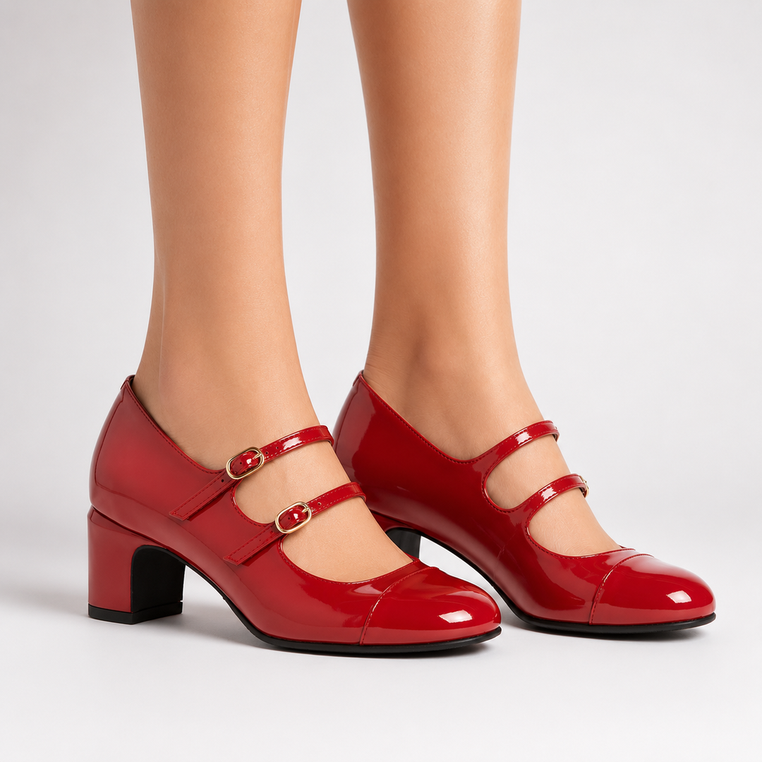 Rote Mary-Jane-Lackschuhe am Fuß
