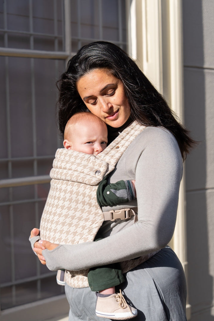 Babytrage im Beige Hahnentritt-Look