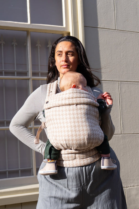 Babytrage im Beige Hahnentritt-Look